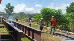 Semangat Ibu Ibu Dukung Suksesnya Pembangunan Jembatan Perintis Garuda di Ponorogo