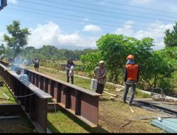 Semangat Ibu Ibu Dukung Suksesnya Pembangunan Jembatan Perintis Garuda di Ponorogo
